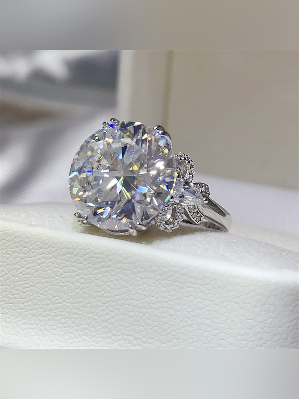 10 Carat Moissanite 925 Sterling Silver Ring - Picture 3 of 7